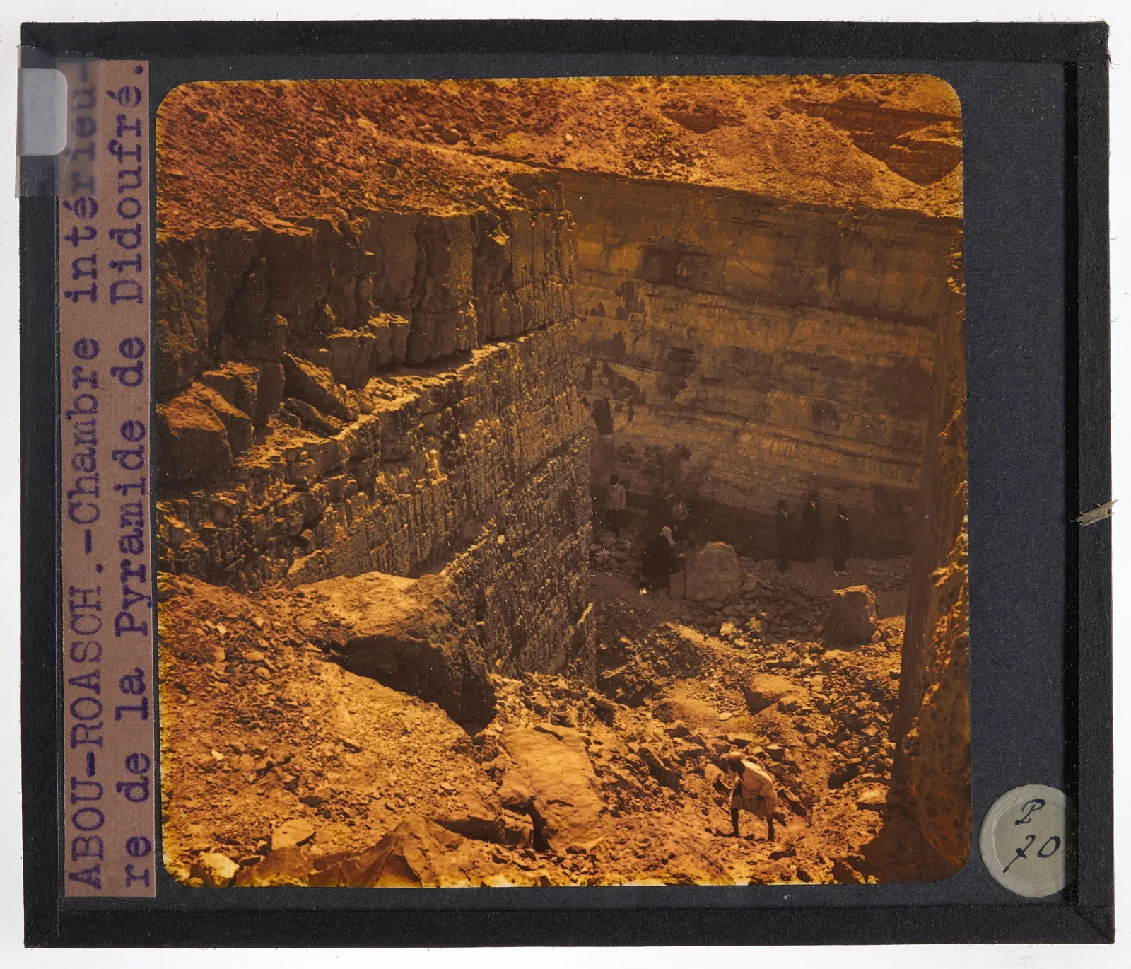 ”Chambre intérieure de la Pyramide de Didoufré”: det stora öppna schaktet (cirka 23 × 10 m och 21 m djupt) där Djedefres gravkammare en gång låg, fotograferat i början av 1900-talet med människor som skala.