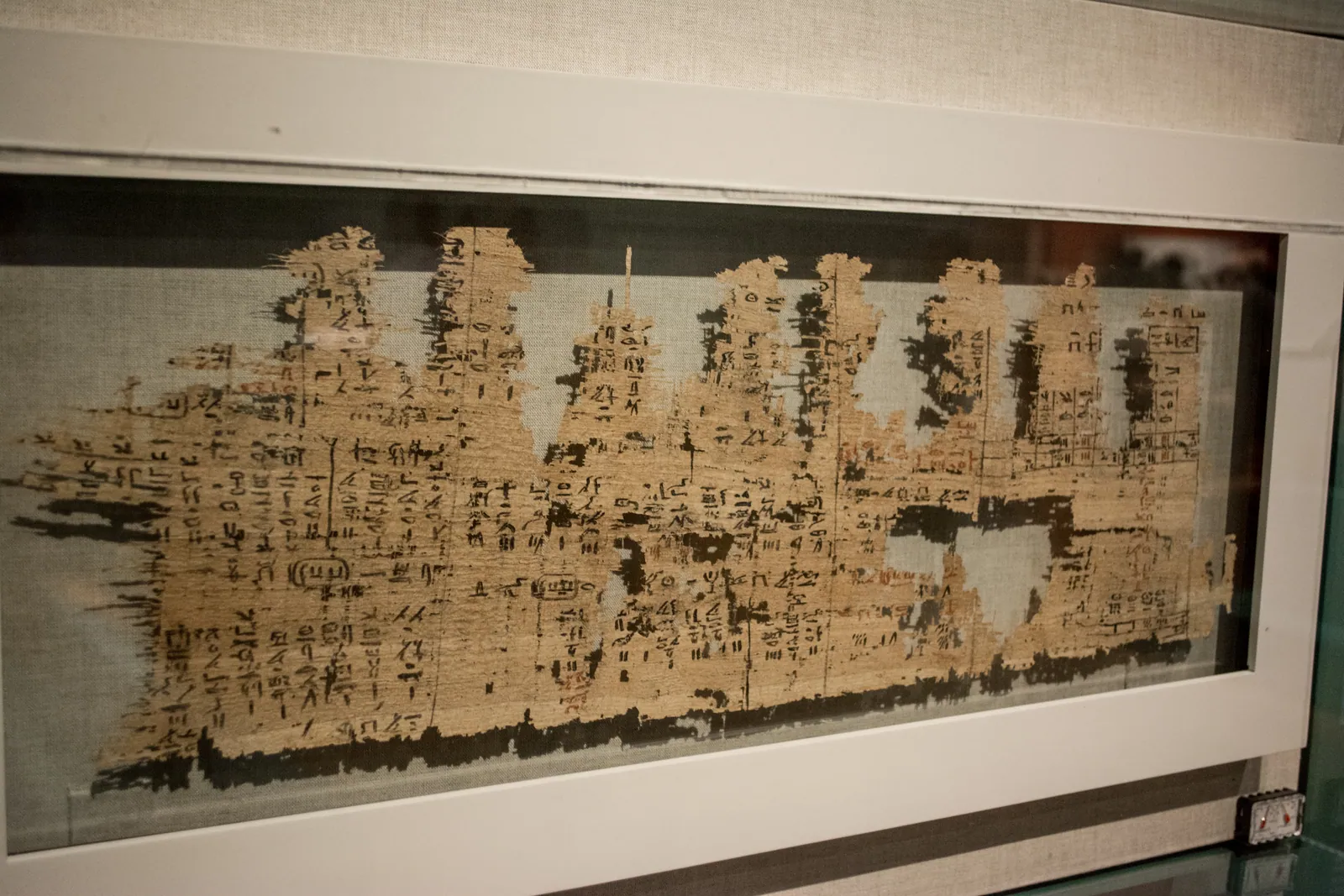 Ett fragment av Abusirpapyrusen – tempelräkenskaper från Neferirkares gravkomplex och den största bevarade samlingen förvaltningsdokument från Gamla riket – i vandringsutställningen Pharaoh (Cleveland 2016).