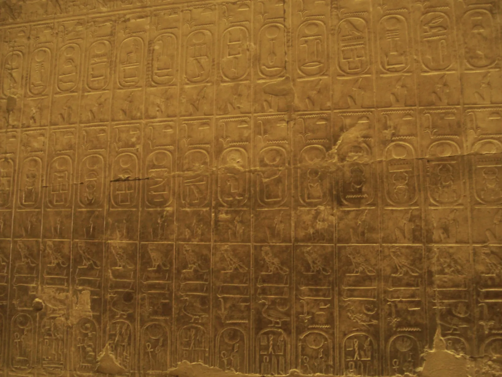 Abydoslistan i Kungagalleriet i Seti I:s tempel i Abydos (ca 1290 f.Kr.): 76 kungakartuscher från Menes till Seti I i två rader, med Setis egna namn upprepade i den tredje. Kungar som ansågs illegitima – Hatshepsut, Akhenaton, hyksos och de flesta härskarna under första mellantiden – är helt enkelt utelämnade.