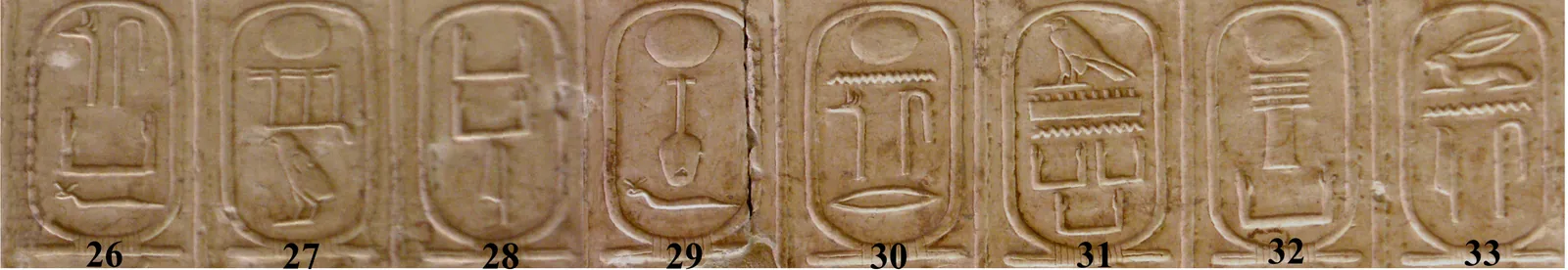 Kungalistan i Abydos, kartuscherna 26–33: femte dynastin från Userkaf och Sahure till Unas – soltemplens kungar och de första pyramidtexternas.