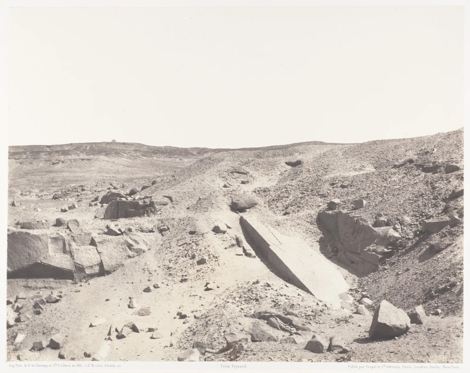 ”Ancien système d'extraction” i granitbrotten i Aswan: en saltpapperskopia av Félix Teynard från 1851–52 (Metropolitan Museum of Art) med rader av urtag för att klyva stenen. Den mesta klyvningen med kilspår är yngre än pyramiderna; Gamla rikets stenhuggare bankade mest loss och klöv lösa block.
