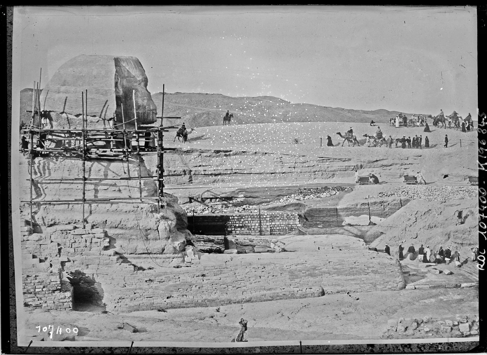 ”Arbeten vid Sfinxen”, pressbild från 1926: byggnadsställningar och tippvagnar under Émile Baraizes stora frilägging och lagning av Sfinxen (1925–36), som befriade hela kroppen och inhägnaden från sanden.