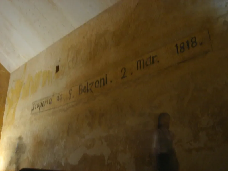 ”Scoperta da G. Belzoni. 2. mar. 1818.” – Belzonis namn målat med stora bokstäver på väggen i Chefrens gravkammare. En grupputmaning dag 7: hitta det, och den äldre arabiska inskriften av ”mäster Mohammed Ahmed, stenhuggare”.