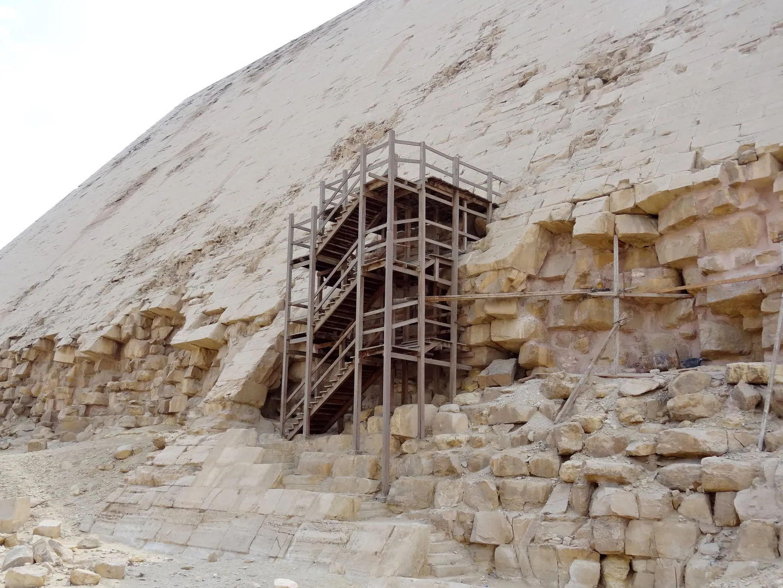 Trästegen upp till Knäckta pyramidens norringång, omkring 11–12 meter upp på sidan. Här börjar den publika rundvandringen, som varit öppen sedan juli 2019.