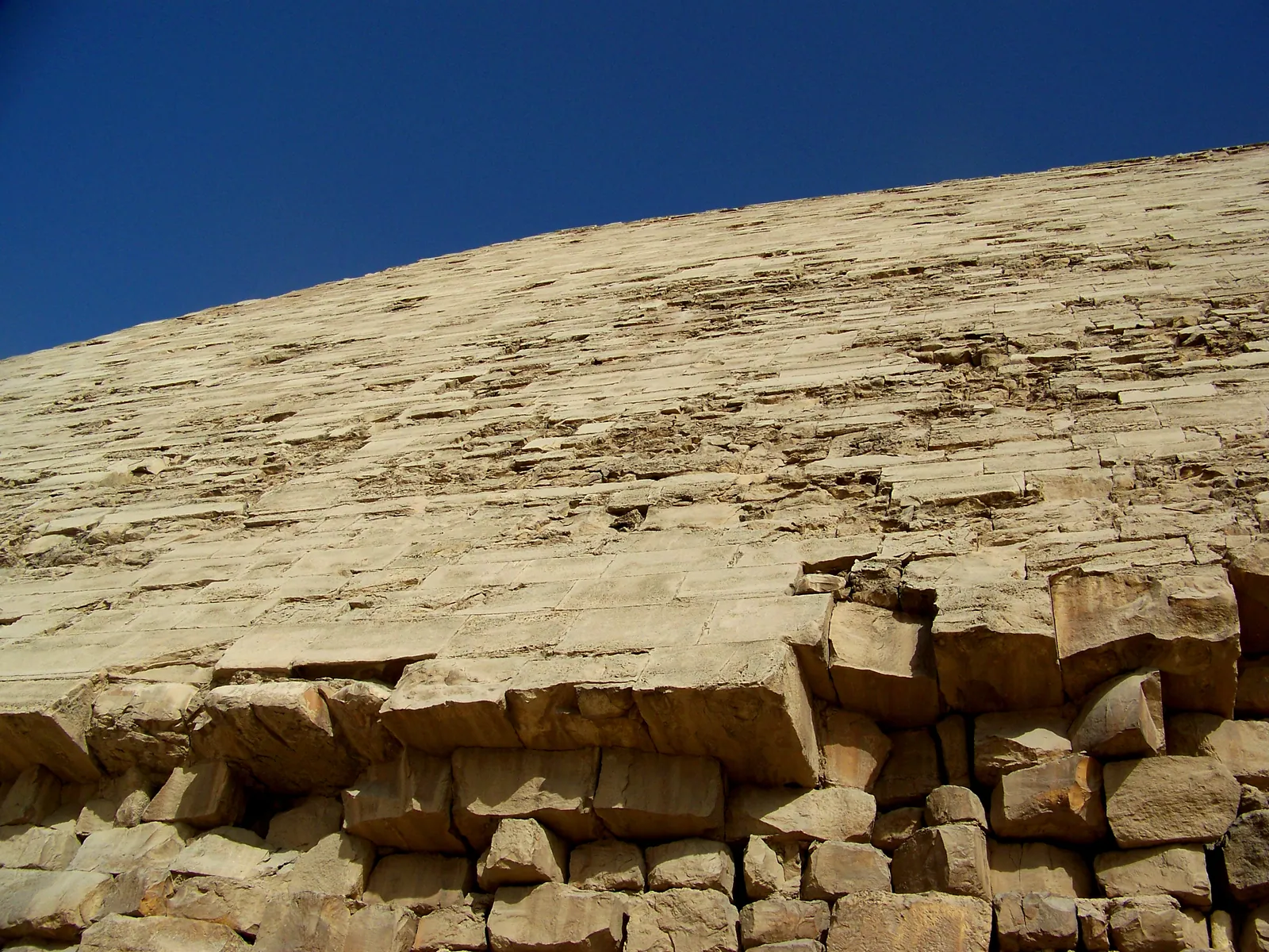 Knäckta pyramidens beklädnad i Dahshur, den bäst bevarade beklädnaden från Gamla riket i Egypten (dag 4). Titta på de täta fogarna och på de inåtlutande skiften i den nedre delen – en teknik som högre upp övergavs för vågräta skift.