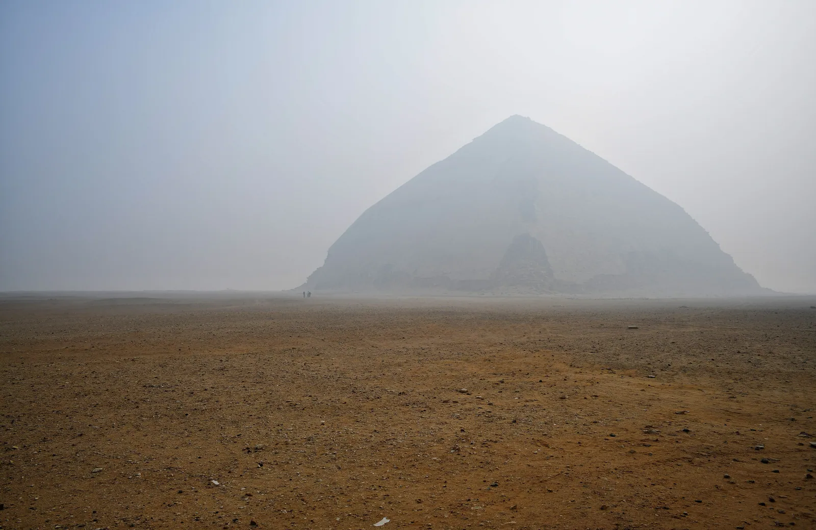 Knäckta pyramiden i morgondiset. Den knäckta profilen brukar förklaras med en byggkris, men History for GRANITE menar att stämpeln ”misslyckad pyramid” är orättvis.