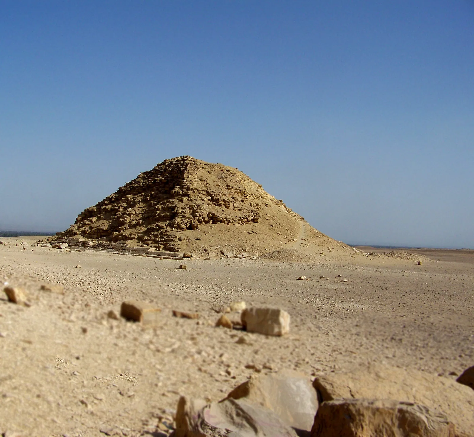 Knäckta pyramidens satellitpyramid söder om huvudpyramiden. Lutningen på omkring 44° är densamma som i Knäckta pyramidens övre del, så den byggdes sent. Inuti förebådar en brant uppåtgående gång Khufus stora galleri. Den öppnades för besökare 2019.