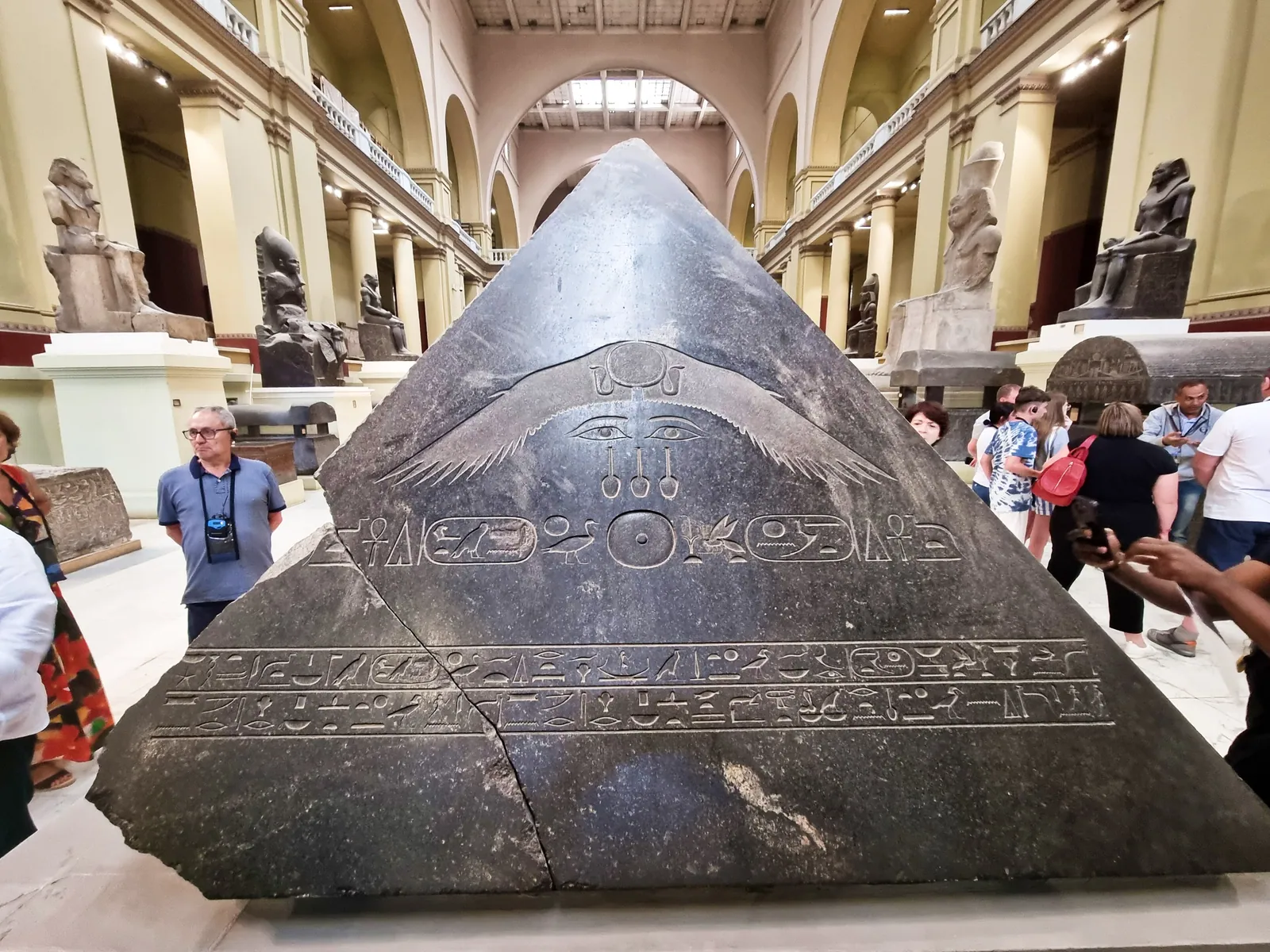 Amenemhet III:s polerade pyramidion av mörk sten (Egyptiska museet i Kairo), funnen i oktober 1900 i rasmassorna på Svarta pyramidens östsida. Östsidan visar en bevingad solskiva ovanför två stora ögon. Det oskadade skicket tyder på att den aldrig kom upp på toppen.