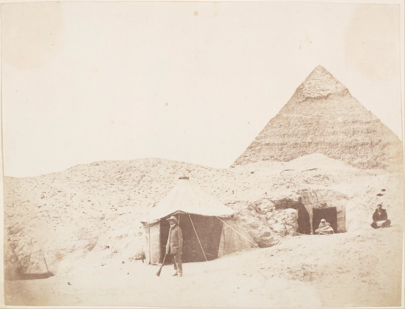 ”Fotografen framför sitt tält vid Chefrens pyramid”, 1851: pastor George Wilson Bridges, en av de första fotograferna i Egypten, slog läger bland klippgravarna vid foten av den andra pyramiden.