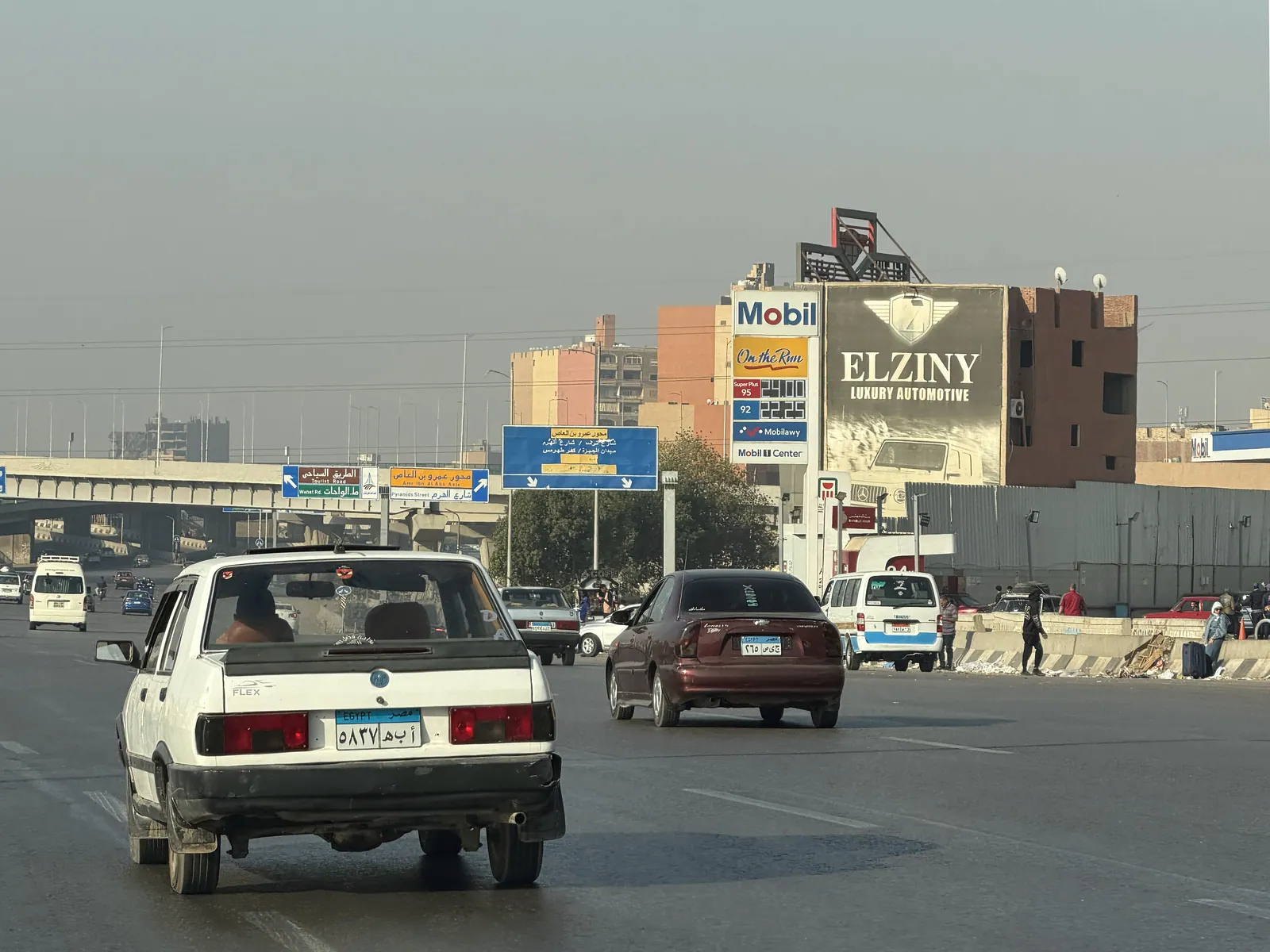 Trafik söderut på ringleden i Giza (maj 2026). Transferresan från Kairos internationella flygplats går via ringleden och sedan ökenvägen mot Alexandria, omkring 50 km: räkna med 60–90 minuter.