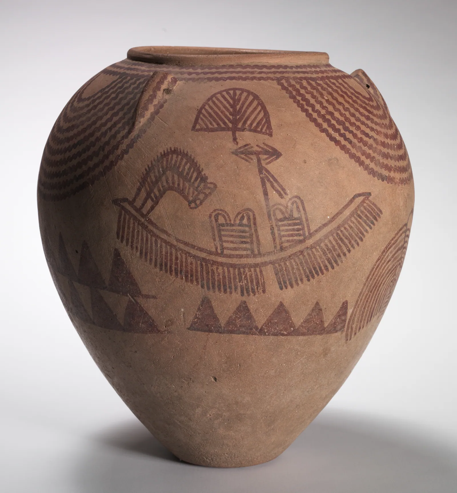 Kruka med båtscener (Naqada IIC–D, ca 3500–3300 f.Kr.; Cleveland Museum of Art 1914.639, CC0): två roddbåtar glider förbi flodstränder kantade av träd och aloe, medan rader av trianglar markerar ökenkullarna bakom – Nillandskapet målat av människor som levde i det.