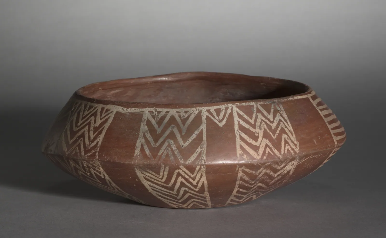 Skål med vit korslinjerad dekor, ”C-ware” (Naqada I, ca 4000–3600 f.Kr.; Cleveland Museum of Art 1920.2008, CC0): Egyptens äldsta tradition av målad keramik, med en sol på sidan och en sköldpadda i botten.