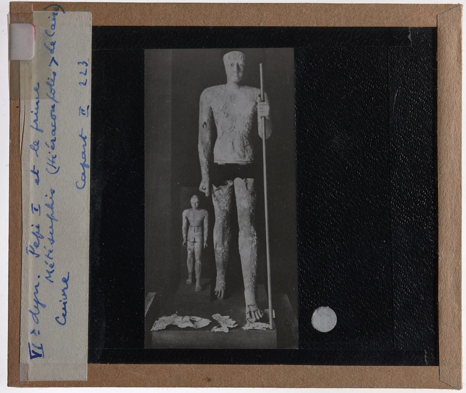 Historisk skioptikonbild av kopparstatyerna från Hierakonpolis: den manshöga Pepi I och den lilla figuren som tros vara Merenre. De hittades instuckna i varandra.