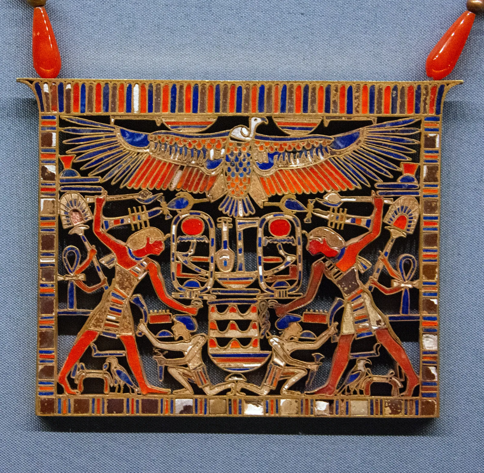 Prinsessan Mererets bröstsmycke med Amenemhet III:s namn, där kungen krossar sina fiender: guld, karneol, turkos och lapis lazuli. De Morgan hittade det i mars 1894 i prinsessornas galleri vid Senusret III:s pyramid, 2,2 kilometer norr om Röda pyramiden.