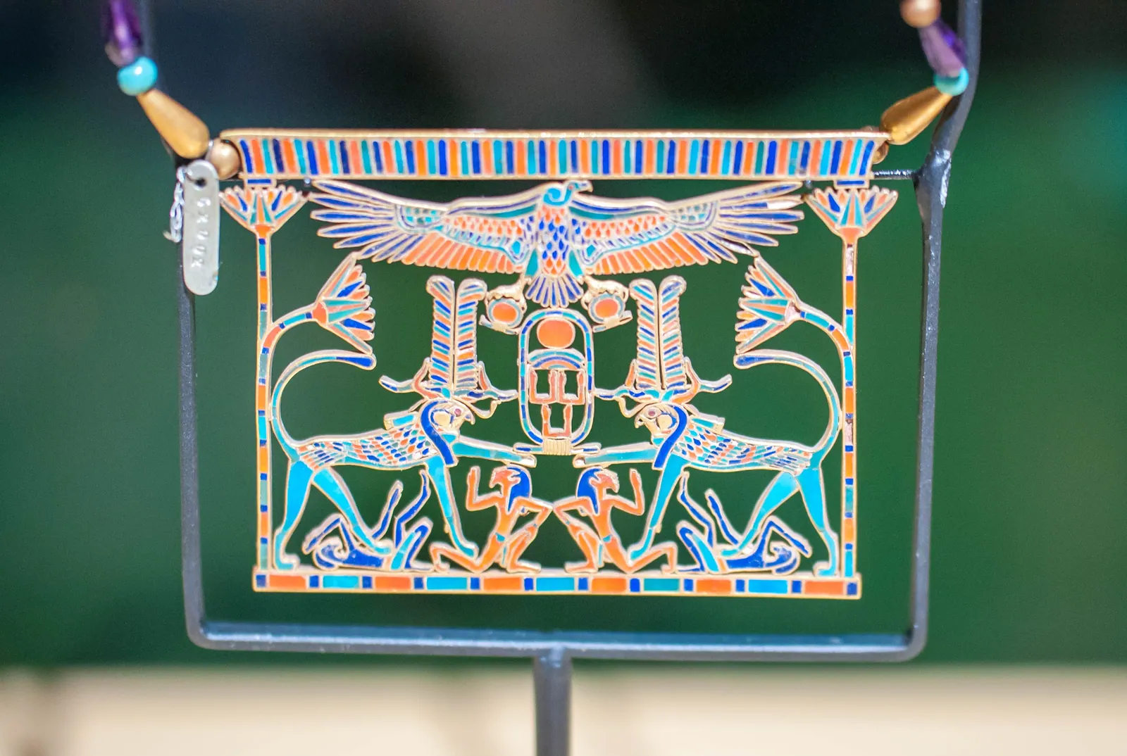 Mererets andra stora bröstsmycke, med hennes far Senusret III:s kartusch mellan gripar som trampar på fiender – guld med karneol, turkos, ametist och lapis lazuli.