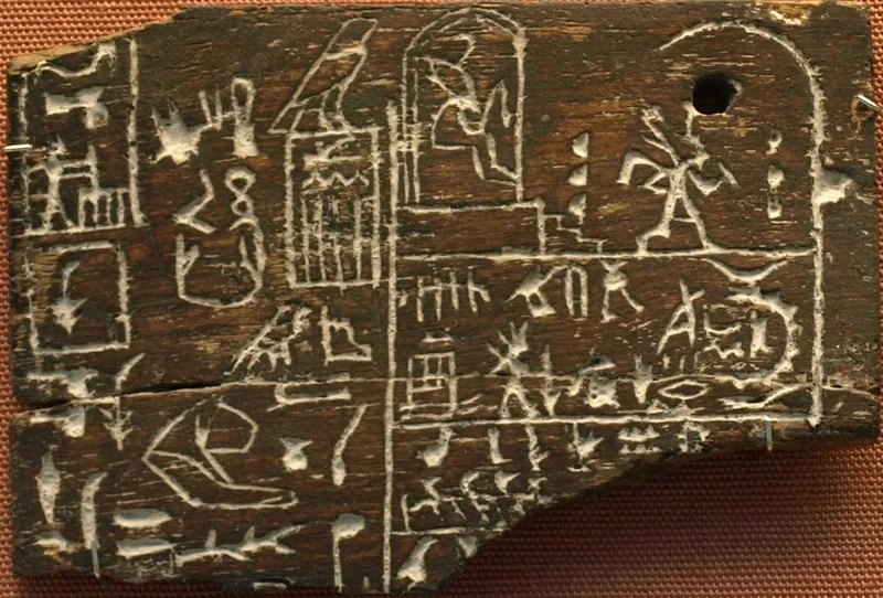 Årsetikett i ebenholts från kung Dens grav i Abydos (British Museum, ca 2950 f.Kr.). Sådana etiketter, en gång fästa vid oljekrukor, gav året namn efter dess viktigaste händelser – här kungens löpning vid sedfesten och erövrade fiendeborgar – fröet till de senare kungliga årskrönikorna.