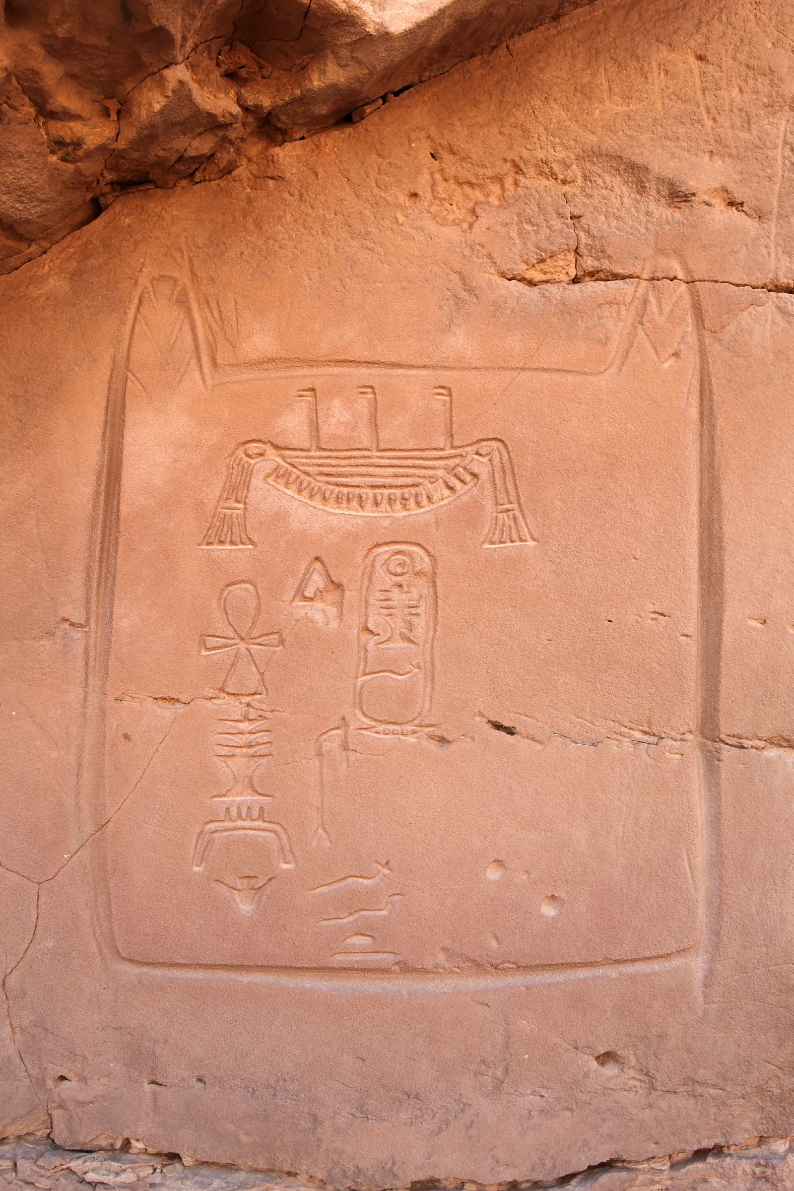 Inskription IV-C vid ”Djedefres vattenberg” i Västra öknen, cirka 60 km från Dakhla: kungens namn inskrivet i hieroglyfen för berg, lämnat av en expedition som hämtade pigment.