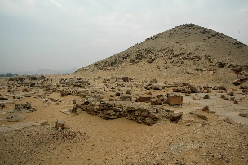 Djedkare-Isesis pyramid, lokalt kallad ”Haram el-Shawaf” (Vaktposten), med dödstemplet framför. Den är den första kungapyramiden i södra Saqqara och ligger cirka 540 m öster om Merenres.
