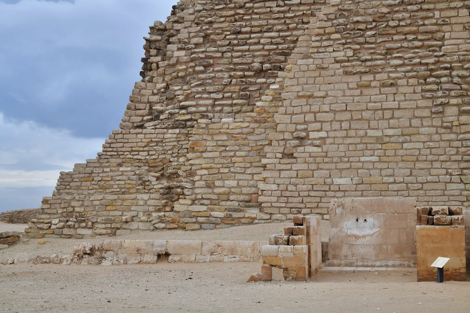 Serdaben, den slutna statykammaren, lutar sig mot pyramidens norra sida. Väggarna lutar inåt som pyramidens murverk, och två titthål låter kungens staty se ut.