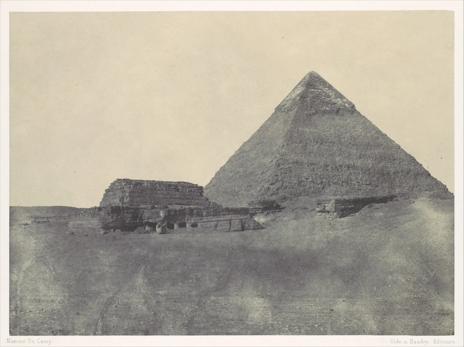 Chefrens pyramid fotograferad av Du Camp 1849–50 och kopierad av Blanquart-Évrard: toppen kröns av den bevarade beklädnaden, precis som i dag.