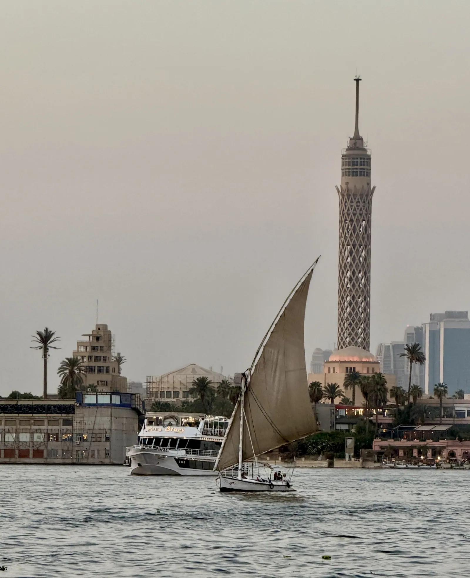 En felucka på Nilen i Kairo (augusti 2026): den traditionella flodbåten med latinsegel, fortfarande det trevligaste sättet att tillbringa en ledig timme på vattnet i solnedgången.