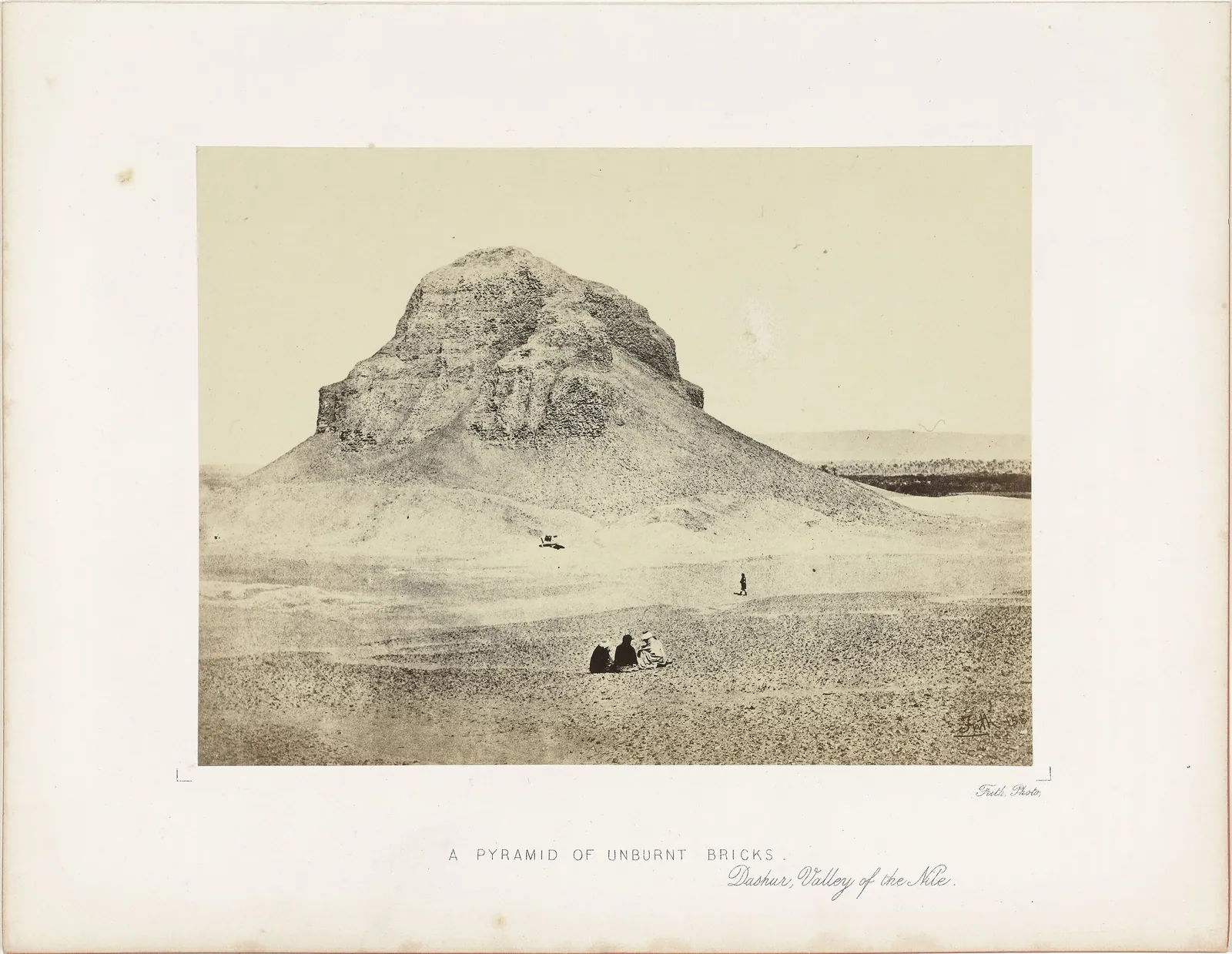 ”A Pyramid of unburnt bricks, Dashur”, Frith 1856–57: den eroderade tegelkärnan i Amenemhet III:s Svarta pyramid. (Museets nederländska titel kallar den felaktigt ”Röda pyramiden”.)