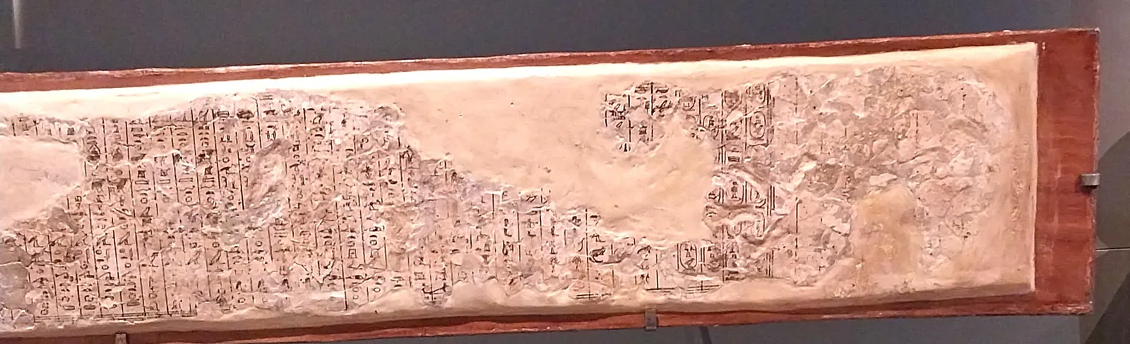 Skrivtavlan från Giza som tillhört Mesdjeru, utställd på GEM (dec. 2025). Dess övningslistor innehåller kungsnamn, bland dem Djedefres kartusch tillsammans med Chefren, Sahura och Neferirkara.