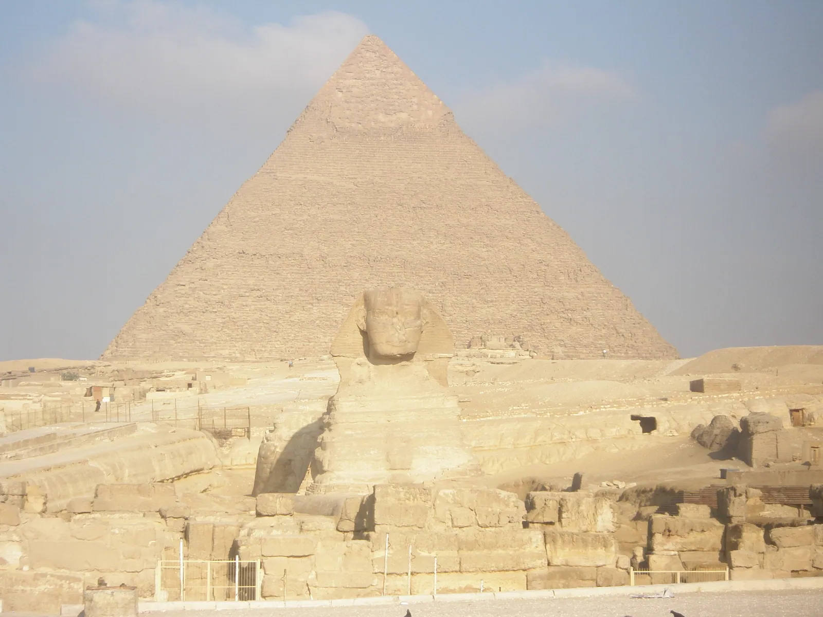 Morgonljus över sfinxen och Chefrens pyramid. Under resan går solen upp 06.57–07.01, strax söder om öster; östsidorna får det första ljuset, och morgondis är vanligt (luftfuktigheten på morgonen är omkring 86 %).