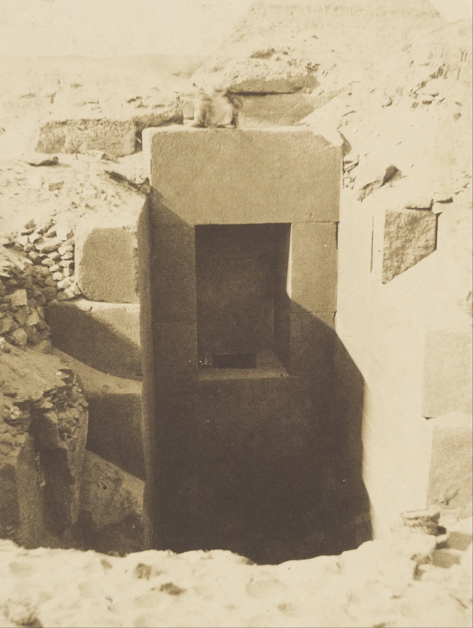 Greene, december 1853: ”Gizapyramiderna, M. Mariettes arbeten – upptäckt granitport”. Ingången av röd granit till Chefrens daltempel (som då kallades Sfinxtemplet) träder fram ur sanden; 1860 hittade Mariette den berömda statyn av den tronande Chefren (i gnejs, länge kallad ”diorit”) i just detta tempel.