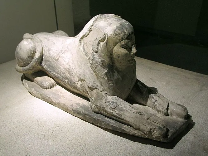 Målad kalkstenssfinx som identifierats som drottning Hetepheres II, Djedefres hustru, funnen vid hans pyramid i Abu Rawash (Egyptiska museet i Kairo, JE 35137). En av de äldsta sfinxstatyerna.