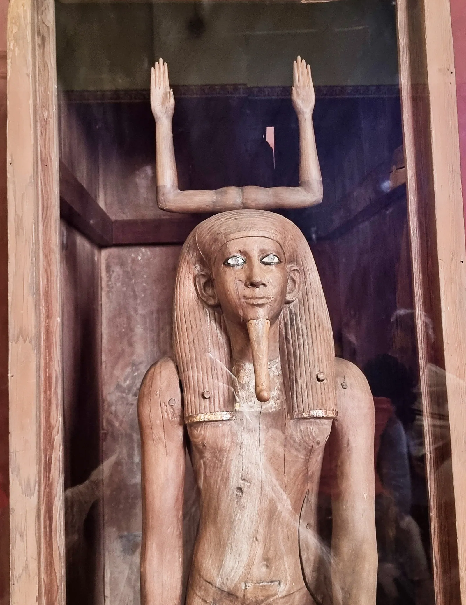 Kung Hor Awibres kastaty i trä (trettonde dynastin), som de Morgan hittade 1894 i en schaktgrav norr om Svarta pyramiden. Kahieroglyfens upplyfta armar reser sig från hans huvud (Egyptiska museet i Kairo).