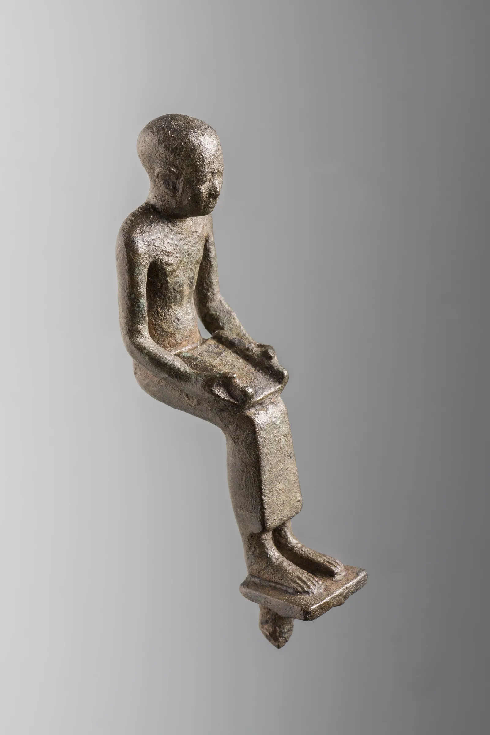 Brons från senperioden eller ptolemaisk tid av den gudomliggjorde Imhotep, sittande med en papyrusrulle i knät (Museo Egizio, Turin, C 111): arkitekten som dyrkades som gud för visdom och läkekonst.