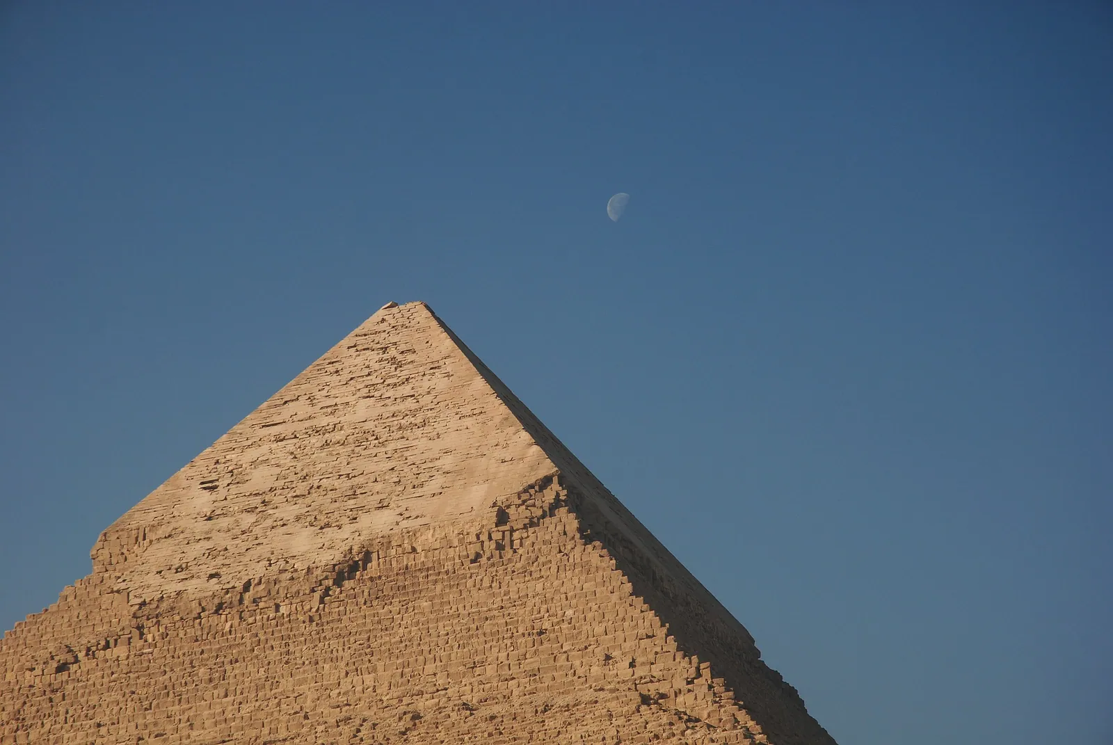 Chefrens pyramid bär fortfarande en mössa av ursprunglig beklädnad nära toppen – det bästa stället i Giza att föreställa sig hur alla pyramiderna en gång såg ut. History for GRANITE har kartlagt den sten för sten; ta med kikare eller teleobjektiv dag 7.