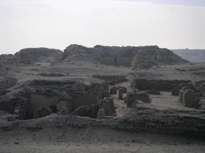 Ruinerna av drottning Khentkaus II:s pyramid och gravtempel söder om Neferirkares pyramid, utgrävda av Miroslav Verners team 1978–81. Drottningen bar den ovanliga titeln som kan läsas antingen ”mor till två kungar” eller ”kung och mor till kungen”.