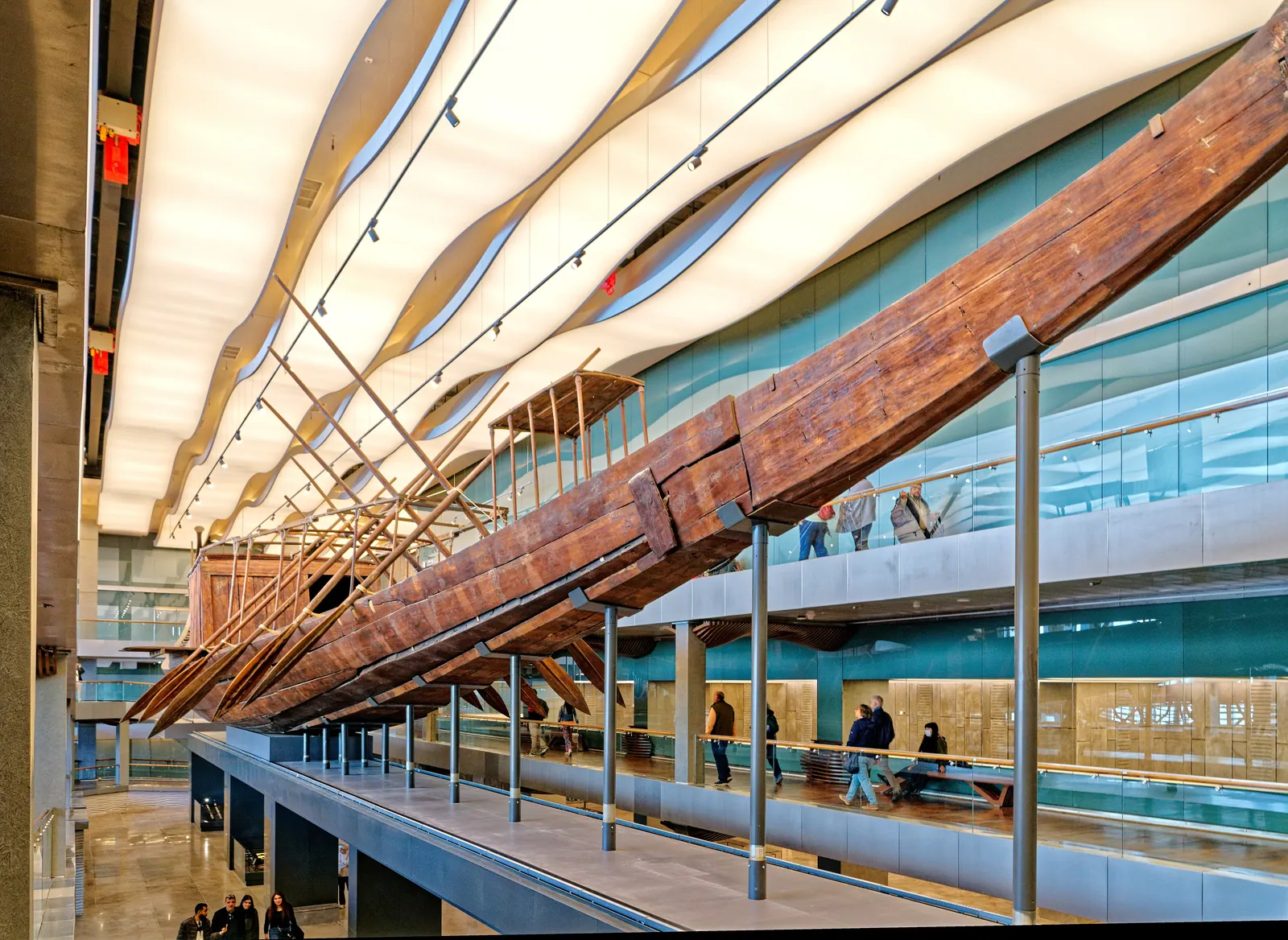 Cheops båt av cederträ (ca 43,4 meter lång, ihopsatt av 1 224 delar som hittades i en förseglad grop vid Cheopspyramiden 1954), nu utställd på Grand Egyptian Museum.