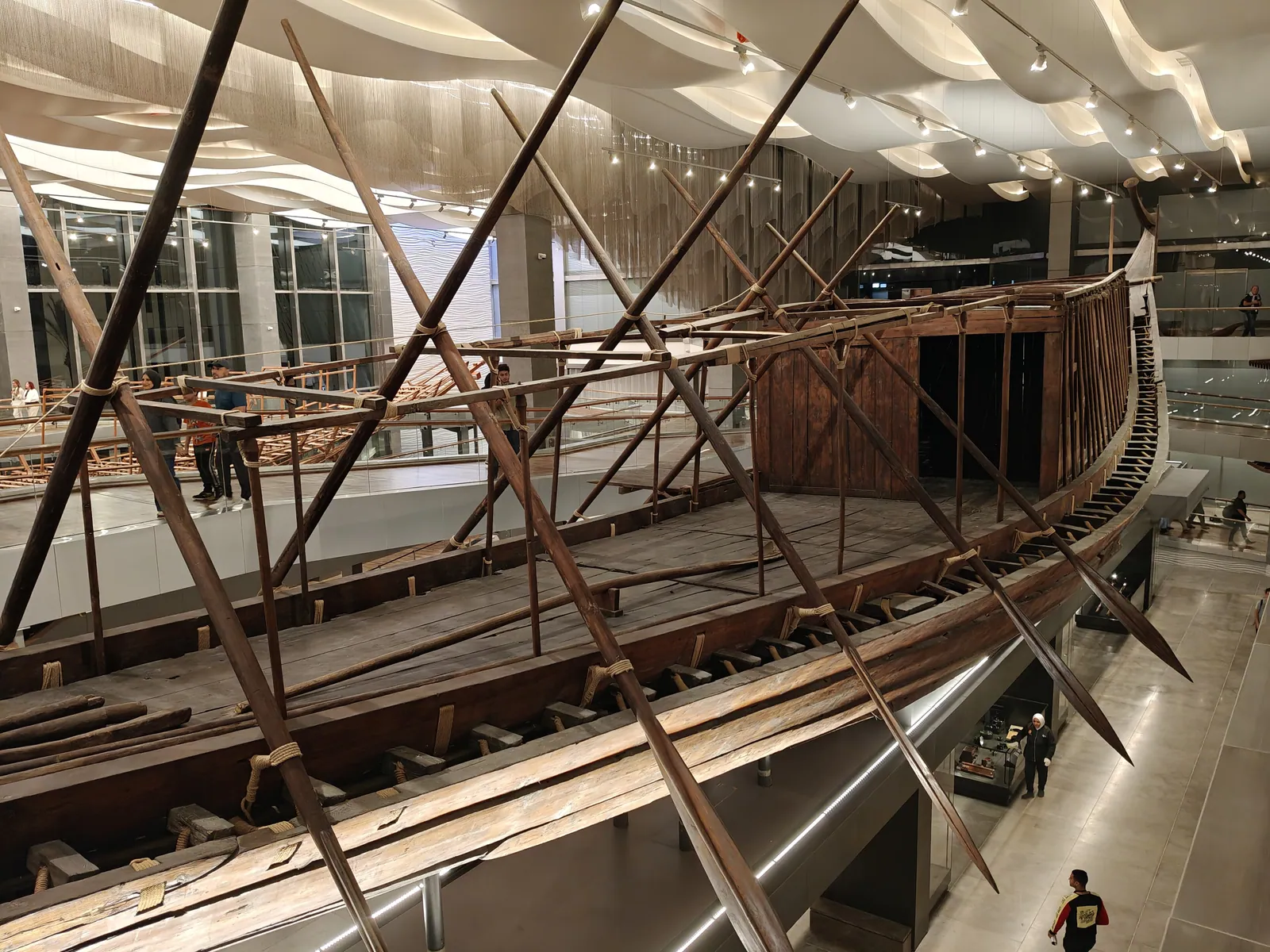 Cheops båt av libanesisk ceder, 43,4 m lång och byggd av 1 224 delar som surrats ihop med rep, i Khufu's Boats Museum på Stora egyptiska museet (2025). Båtar och pråmar – som de i Merers loggbok – fraktade folk och sten längs Nilen och dess kanaler.