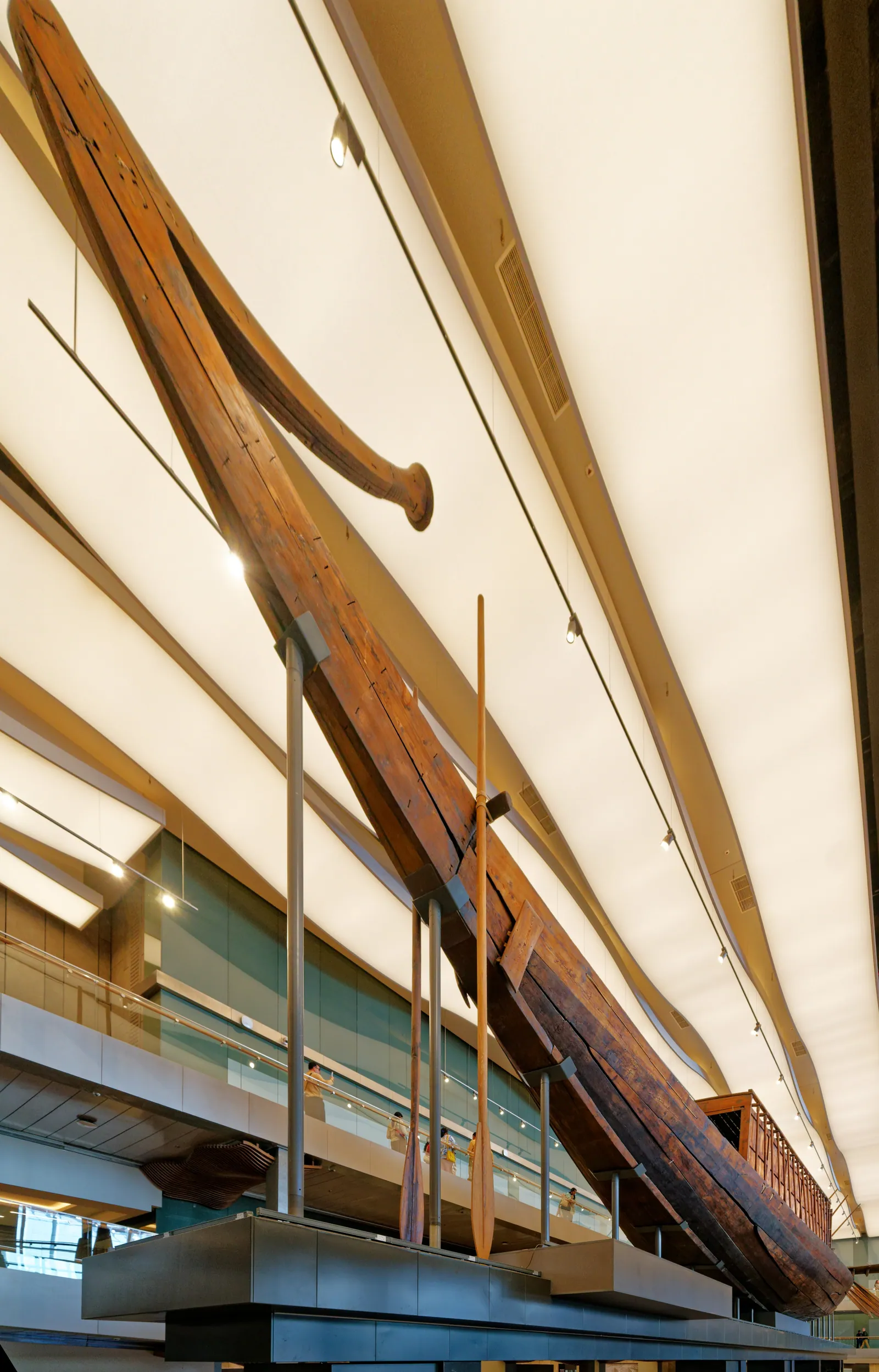 Cheops båt på Stora egyptiska museet: 43,4 m libanesisk ceder, hittad i en förseglad grav av den unge inspektören Kamal el-Mallakh den 26 maj 1954 – han kände doften av ceder genom ett hål – och hopfogad av 1 224 delar av Ahmed Youssef Moustafa.