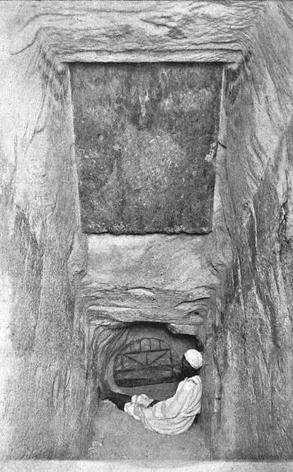John och Morton Edgar, 1910: blicken uppåt från den nedåtgående gången in i hålet i taket där den uppåtgående gången börjar, med änden av den nedersta granitpluggen. Petrie mätte att gången här smalnar från 41,6 till 38,2 tum, så att pluggarna kilas fast.
