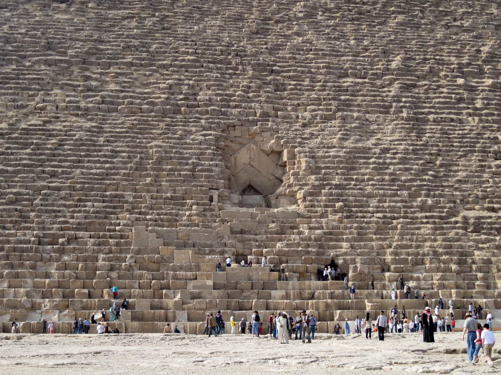 Den stora pyramidens nordsida. Högt upp syns den ursprungliga ingången under de dubbla gavelblocken (19:e skiftet, ungefär 17 meter över basen). Längre ner och till höger (västerut) ligger den uppbrutna 'rövartunneln', som tillskrivs al-Ma'mun och som är besökarnas ingång i dag.