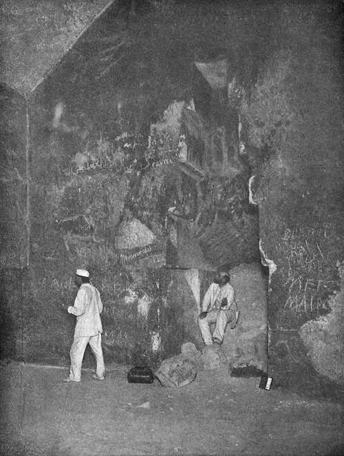 Drottningens kammare 1910 (John och Morton Edgar): kalkstensrummet som ligger exakt på pyramidens mittlinje i nord–sydlig riktning, med sitt grova, ofärdiga golv och den höga, trappstegsformade nischen i östväggen.