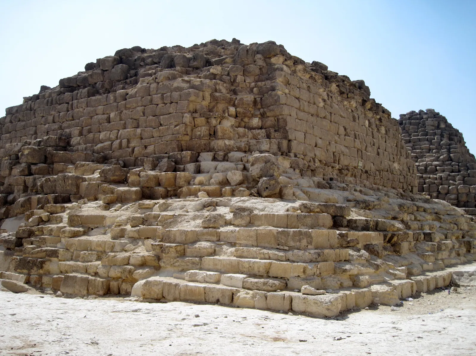 De tre drottningpyramiderna på den stora pyramidens östsida (G1-a, G1-b och G1-c, från norr till söder), som oftast tillskrivs Hetepheres I (eller Meritites I), Meritites I (eller en annan drottning) och Henutsen. Hetepheres dolda schakt G 7000 X ligger strax norr om G1-a.