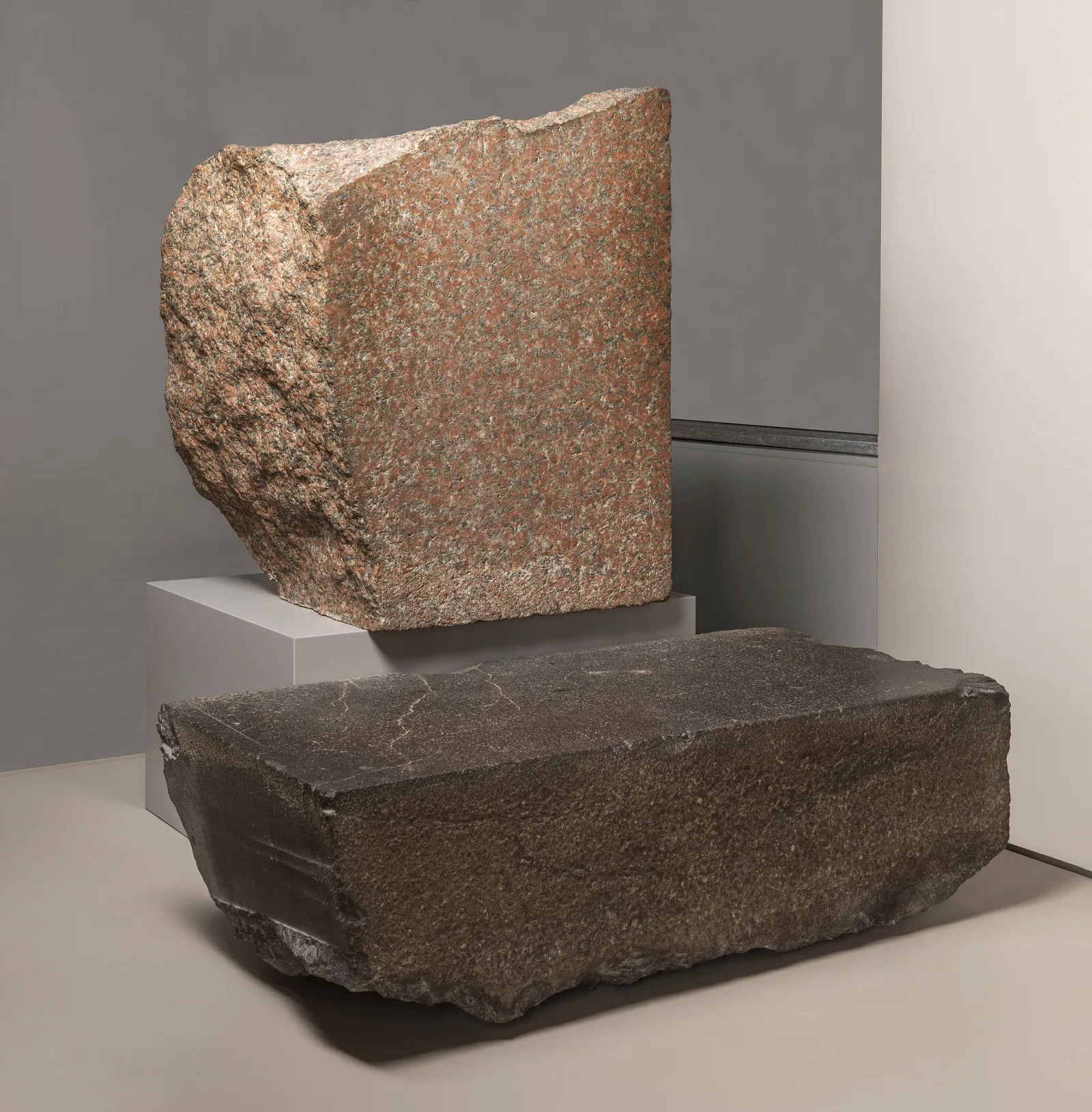 Ett fragment av en granitpelare och en golvplatta av basalt från Cheops pyramidtempel öster om pyramiden (Museo Egizio, Turin). Basalten kom från Widan el-Faras i Fayum, ungefär 60 km bort, längs en brottväg som ofta kallas världens äldsta stenlagda väg.