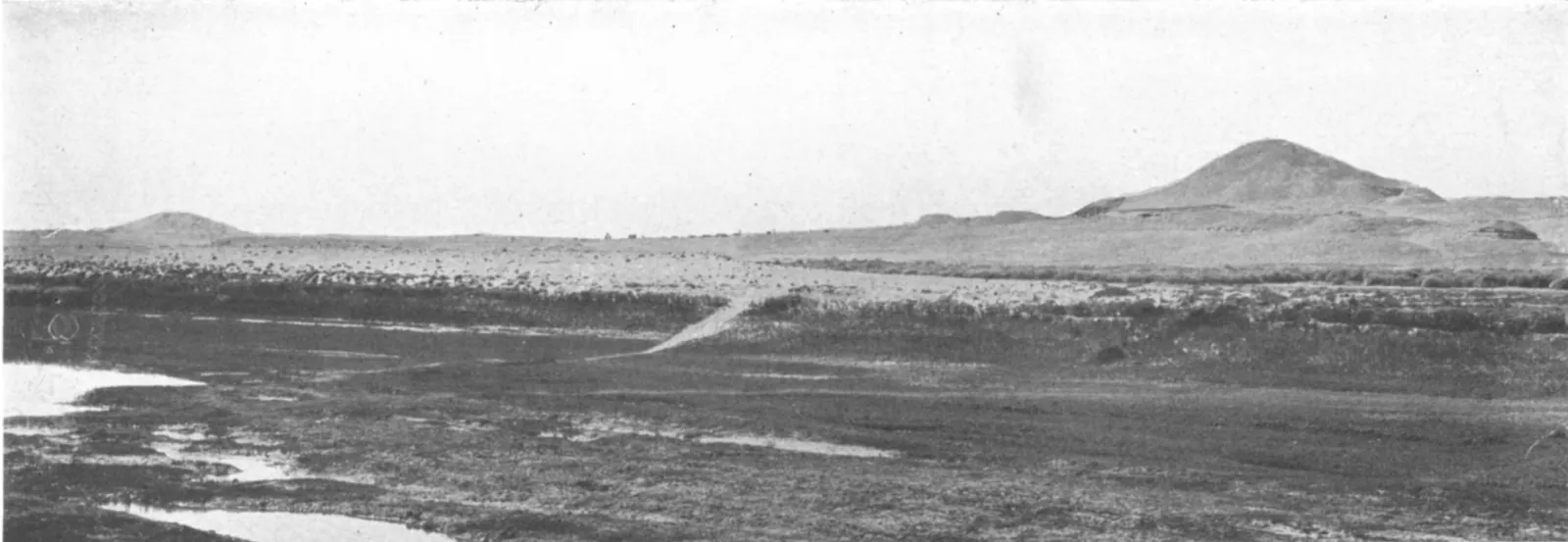 Lishts två pyramider fotograferade från ökenkammen 1906 av Albert Lythgoe från Metropolitan Museum: Amenemhet I:s till höger och Senusret I:s till vänster, 1,7 km från varandra.