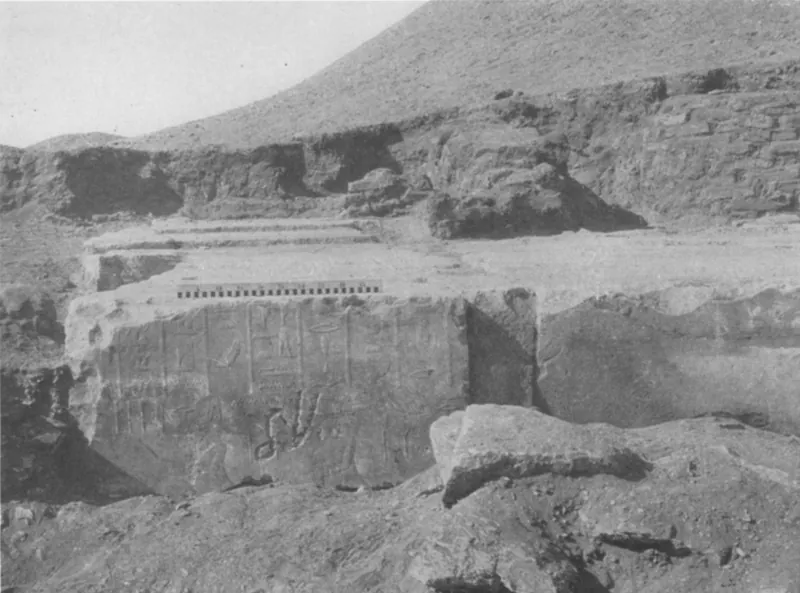Återanvända reliefblock från Gamla riket i stenläggningen vid Amenemhet I:s pyramid, fotograferade under Metropolitan Museums utgrävning 1913–14 – stenar som huggits omkring 600 år tidigare åt kungarna i Giza och Sakkara.