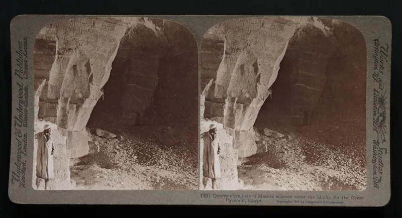 ”Quarry chambers of Masara whence came the blocks for the Great Pyramid”: en stereobild från 1904 av gallerierna i bergen vid Ma'sara nära Tura, omkring 13–17 km från Giza.