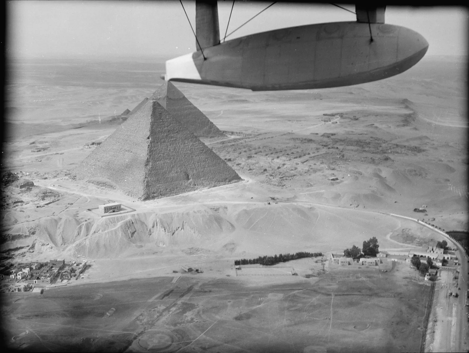Cheopspyramiden från luften 1932, med ingången på norrsidan; flygplanets flottör hänger in i bilden.