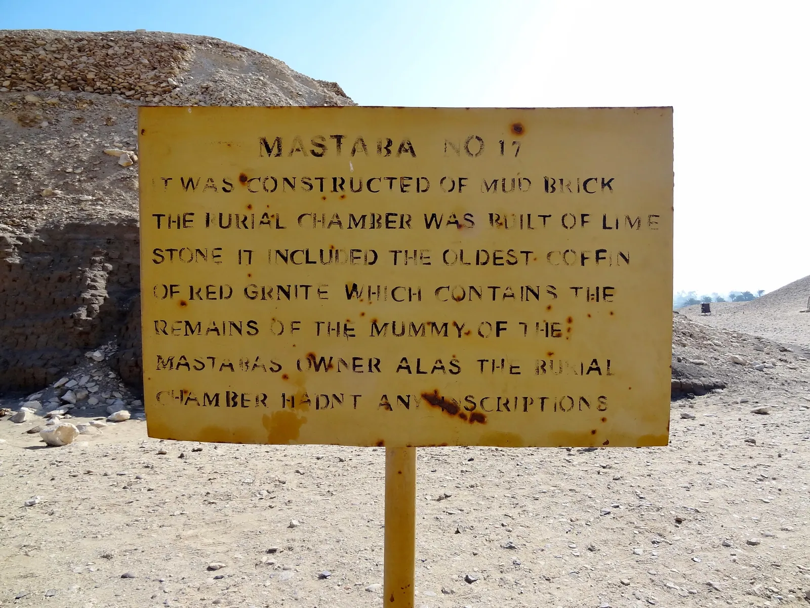 Mastaba 17, den anonyma jätten strax nordöst om pyramiden: ungefär 105 × 52 m, ett skal av lertegel över uppskattningsvis 100 000 ton byggspill. Ägaren – någon av mycket hög rang – lämnade inget namn; History for GRANITE har till och med föreslagit Snofru själv (en minoritetsuppfattning).