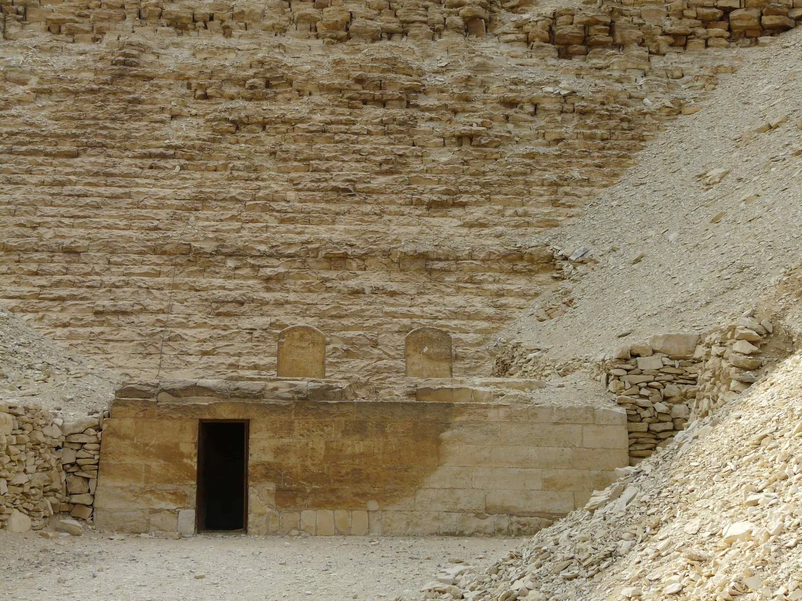 Det lilla dödstemplet av kalksten mot Meidums östsida (ungefär 9 × 9 m, 2,7 m högt) – det äldsta pyramidtempel som finns bevarat i sin helhet. Petrie grävde fram det 1891 under rasmassor som legat orörda sedan 18:e dynastin, mätte upp det och täckte över det igen för att skydda det.