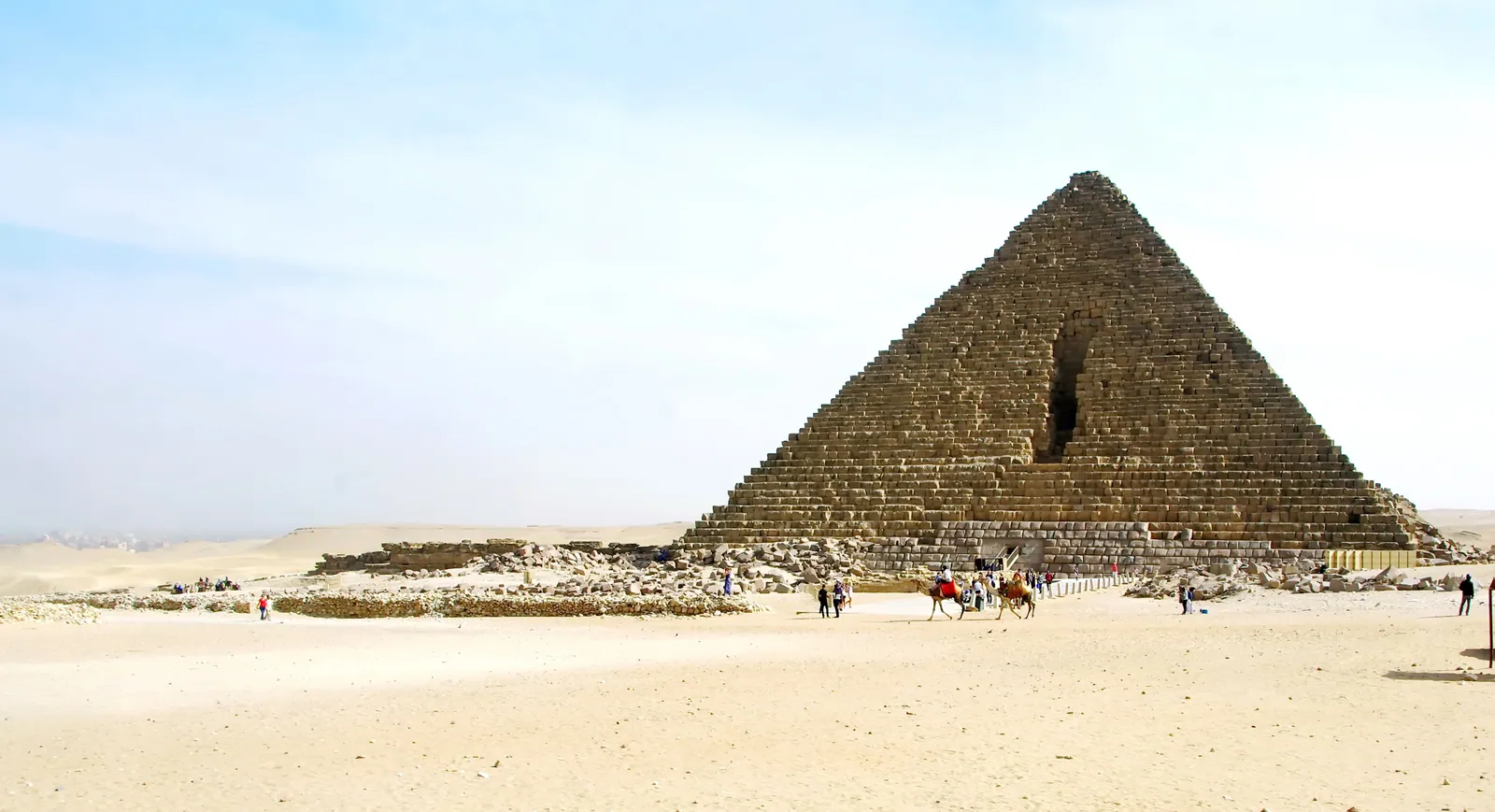Den stora lodräta skåran i nordsidan av Mykerinos pyramid, enligt traditionen spåren efter sultan al-Aziz Uthmans åtta månader långa rivningsförsök på 1190-talet (Abd al-Latifs berättelse). History for GRANITE menar att den i stället kan vara ett senare letande efter ingången – ställ er nedanför den dag 7 och döm själva.