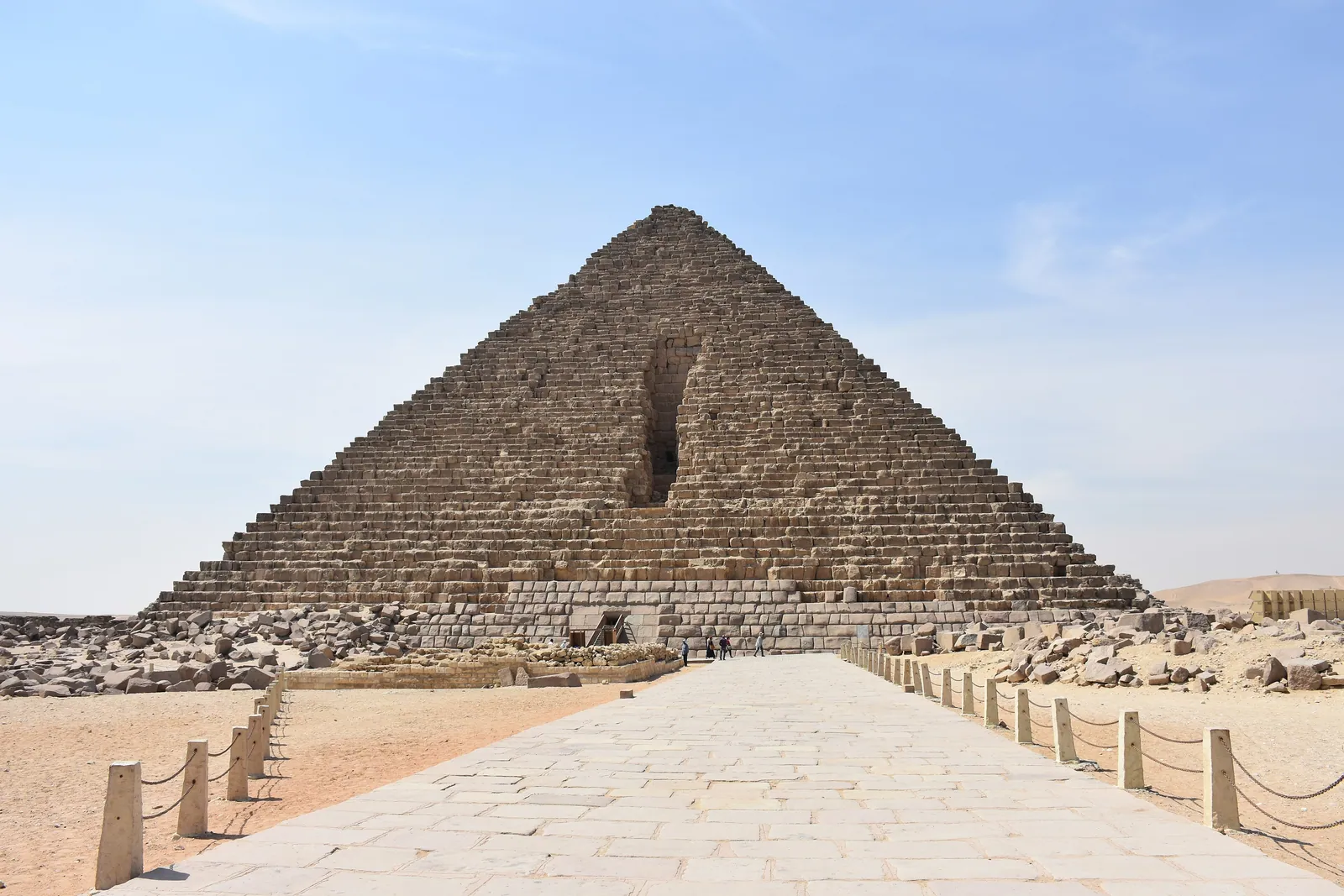 Menkaures pyramid från norr (maj 2015): den lodräta 'stora bräschen' ovanför ingången, som enligt traditionen är spåret efter sultan al-Aziz Uthmans försök att riva pyramiden 1196, och de nedersta skiften av granit från Aswan runt basen.